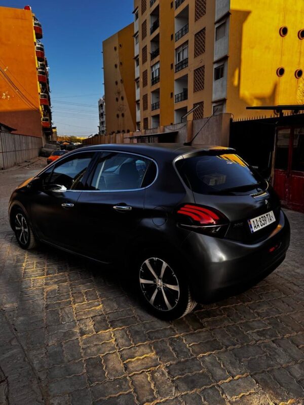 Peugeot 208 XS Lime année 2016 – Image 9