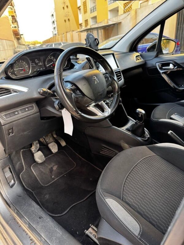Peugeot 208 XS Lime année 2016 – Image 4