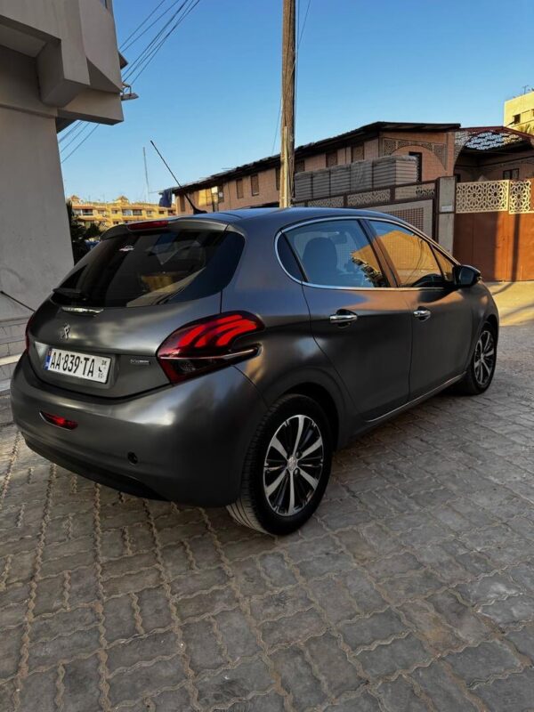 Peugeot 208 XS Lime année 2016 – Image 10